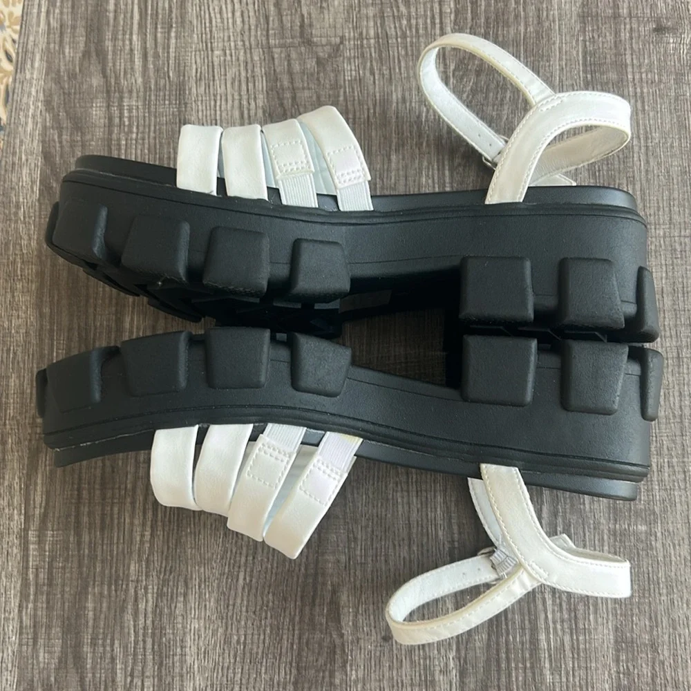 NWT Torrid White and Black Chunky Platform Sandals Multi Band Heeled Strappy 8WW
